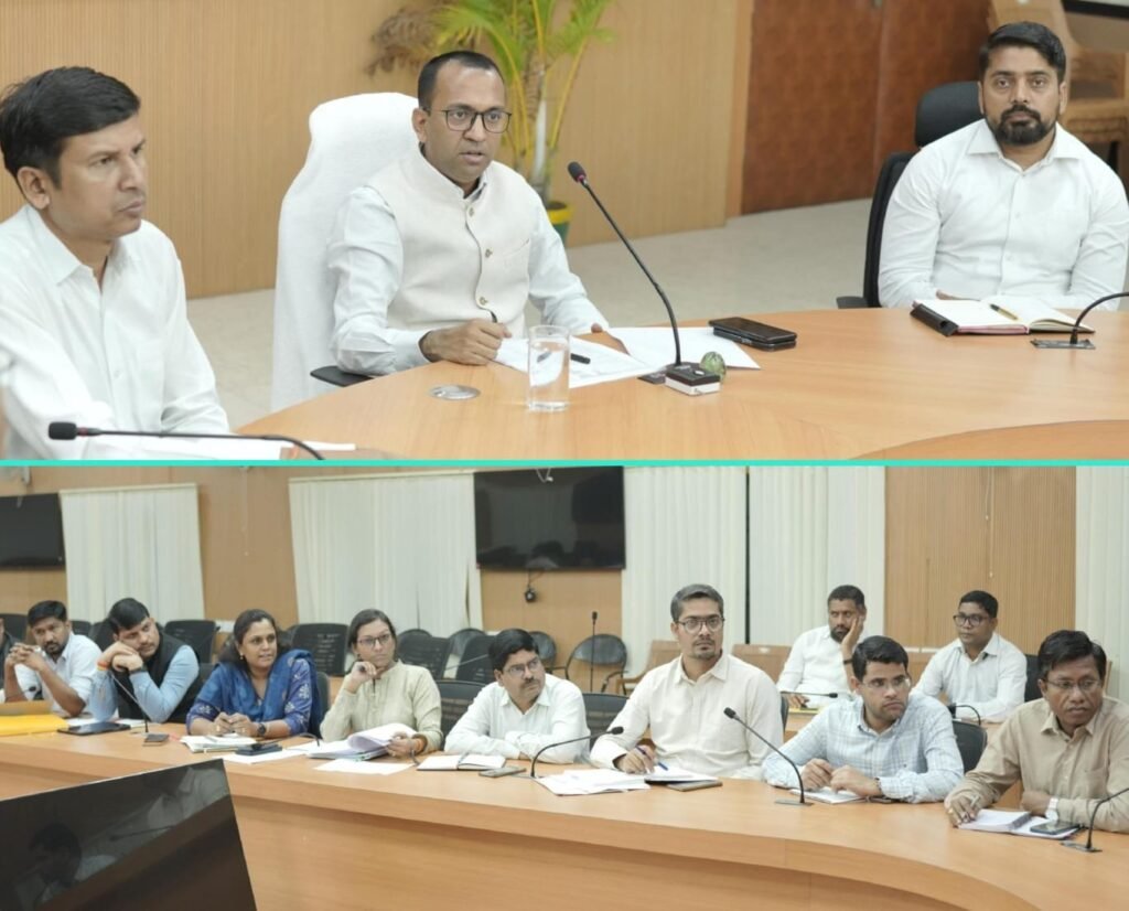 आदर्श आचरण संहिता के उल्लंघन की शिकायतों पर त्वरित कार्रवाई करेः कलेक्टर नगरीय निकाय/त्रिस्तरीय पंचायत निर्वाचन की तैयारी की कलेक्टर ने की समीक्षा नोडल अधिकारियों को दिए आवश्यक व्यवस्था सुनिश्चित करने के निर्देश निष्पक्षता और पारदर्शिता के साथ मतदान और मतगणना कराने के दिये निर्देश संवेदनशील मतदान केंद्रों पर नजर बनाये रखने तथा कानून व्यवस्था सुदृढ़ रखने के निर्देश,,