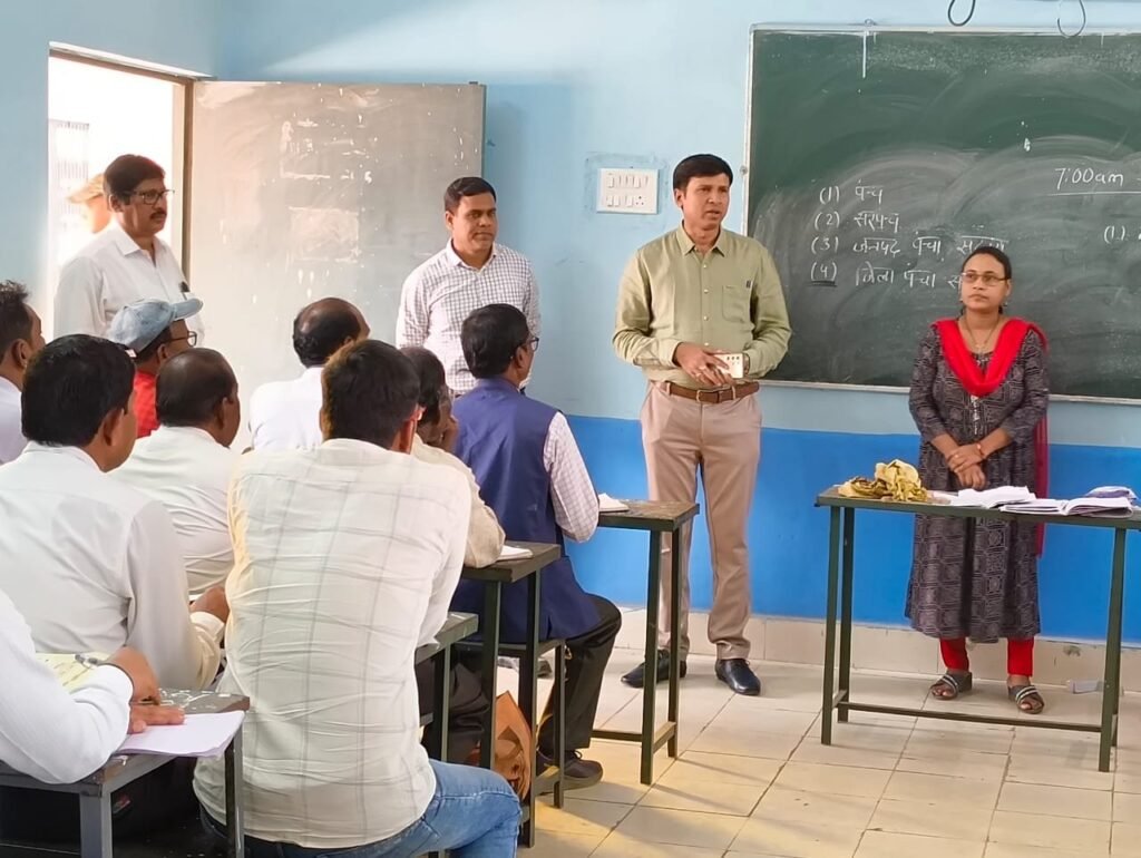 सीईओ ने त्रिस्तरीय पंचायत चुनाव के प्रशिक्षण का किया निरीक्षण मतदान कर्मियों को सजग रहते हुए निष्पक्ष चुनाव पूर्ण कराने के दिए निर्देश जनपद पंचायत पाली, करतला एवं पोड़ी उपरोड़ा में मतदान कर्मियों के प्रशिक्षण का किया निरीक्षण,,