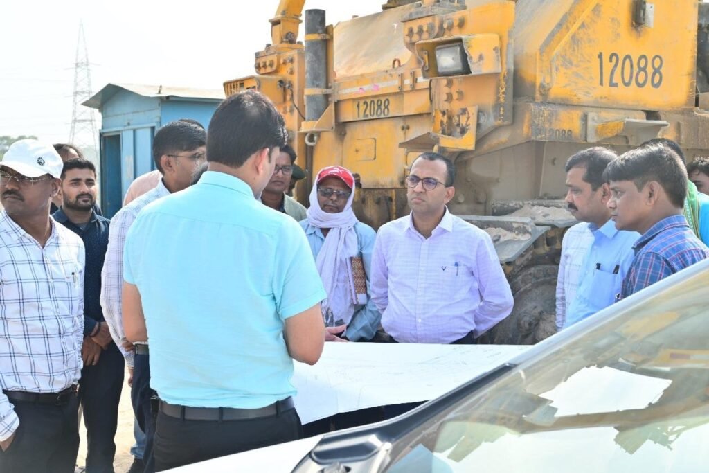 एसईसीएल कुसमुंडा क्षेत्र द्वारा अधिग्रहित ग्राम चंद्रनगर (जटराज) पहुंचे कलेक्टर श्री वसंत, किया अवलोकन ,पुनर्वास स्थल तैयार होने के बाद विस्थापन कार्य करने दिए निर्देश…..